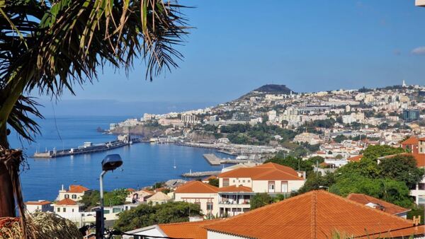 Venda moradia T2+1 RENOVADA no Funchal. Casa e apartamentos para vender