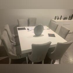 Mesa com 8 cadeiras . Conjunto de mesa e cadeiras