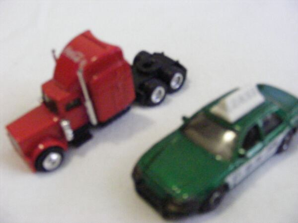 8 Miniaturas de carros - antigas e impecáveis. Carros de brinquedo
