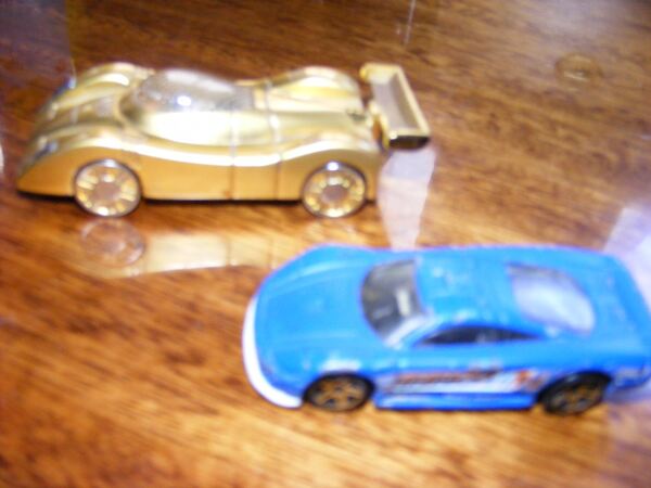 8 Miniaturas de carros - antigas e impecáveis. Carros de brinquedo