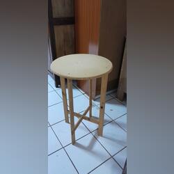 Mesinha redonda em madeira. Conjunto de mesa e cadeiras