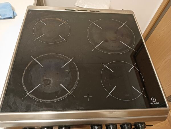 Fogão Indesit com placa vitroceramica . Fogões