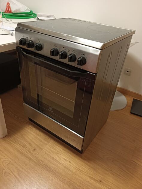 Fogão Indesit com placa vitroceramica . Fogões