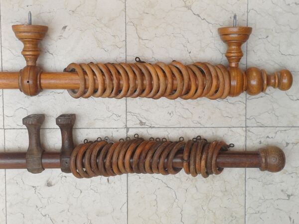 2 varões de madeira para cortinados . Outros Arte e Decoração