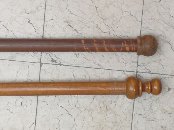 2 varões de madeira para cortinados . Outros Arte e Decoração