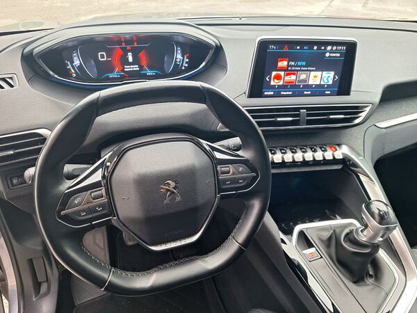 Peugeot 3008 1.5 BlueHDi Allure. Carros