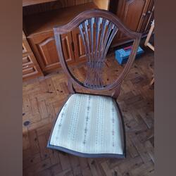 Cadeira em madeira com assento forrado. Mobiliário antigo. Marvila.     
