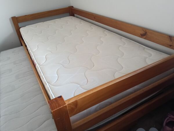 🔝Vendo cama em cerejeira, 190*90 com gavetão e os. Camas