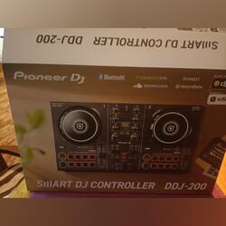  Mesa  DJ.  DDJ 200 120€. Equipamento de DJ. Mirandela.      Novo / Como novo
