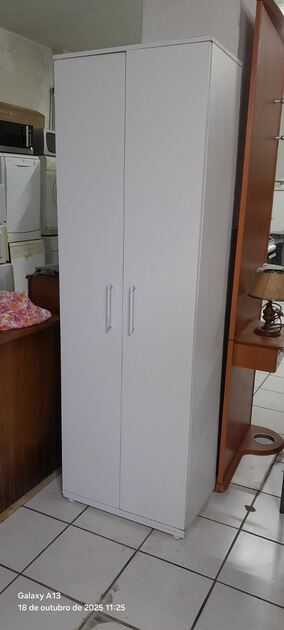 Móvel multiusos lacado. Armários