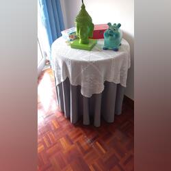 Mesa de camilha com toalha e outra de renda. Mesinhas