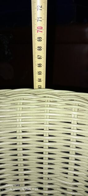 Cadeirão infantil. Conjunto de mesa e cadeiras