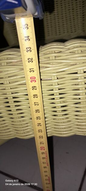 Cadeirão infantil. Conjunto de mesa e cadeiras