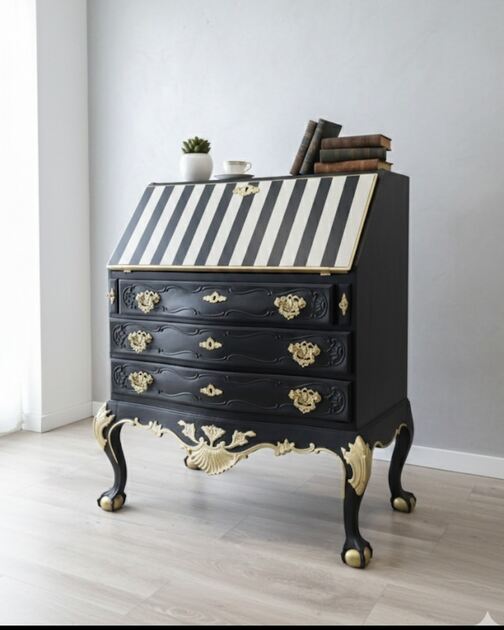 Escrivaninha Don José original.
Transforme o seu ambiente com esta peça de destaque que une o charme do estilo clássico à ousadia do design contemporâneo. Ideal para quem busca luxo, personalidade e funcionalidade em um só móvel.
Medidas :
Altura 1.02 m
Profundidade 0.45 cm
Comprimento 0.80 cm
💰Valor 360€
🚛 Possibilidade de entrega em algumas localidades mediante acréscimo de valor. Cómoda