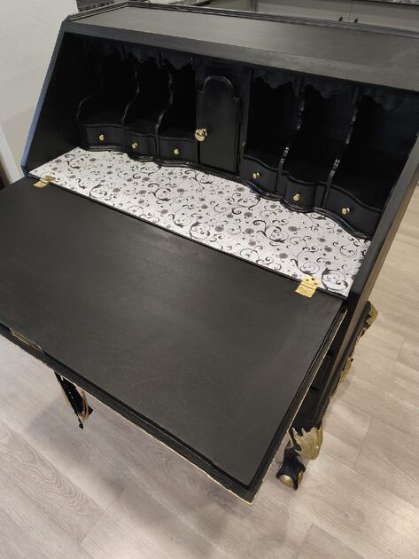 Escrivaninha Don José original.
Transforme o seu ambiente com esta peça de destaque que une o charme do estilo clássico à ousadia do design contemporâneo. Ideal para quem busca luxo, personalidade e funcionalidade em um só móvel.
Medidas :
Altura 1.02 m
Profundidade 0.45 cm
Comprimento 0.80 cm
💰Valor 360€
🚛 Possibilidade de entrega em algumas localidades mediante acréscimo de valor. Cómoda