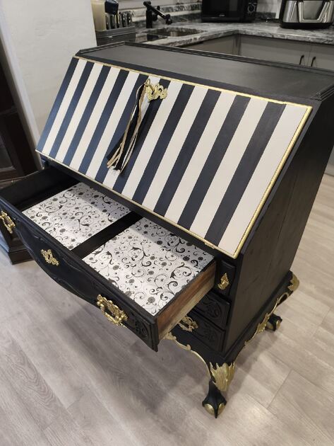 Escrivaninha Don José original.
Transforme o seu ambiente com esta peça de destaque que une o charme do estilo clássico à ousadia do design contemporâneo. Ideal para quem busca luxo, personalidade e funcionalidade em um só móvel.
Medidas :
Altura 1.02 m
Profundidade 0.45 cm
Comprimento 0.80 cm
💰Valor 360€
🚛 Possibilidade de entrega em algumas localidades mediante acréscimo de valor. Cómoda