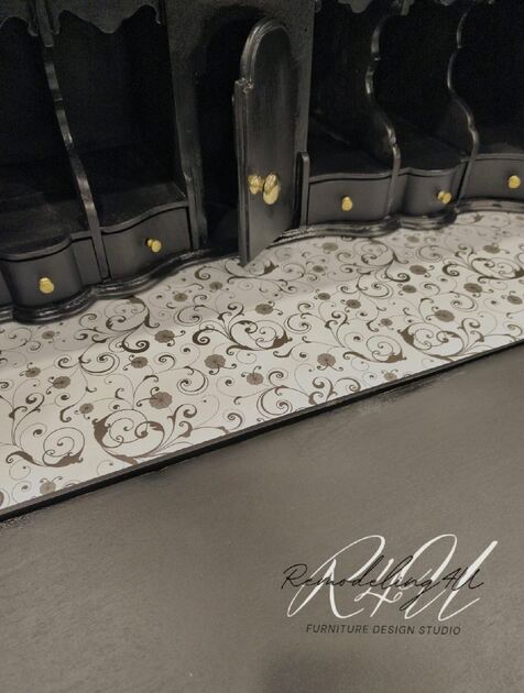 Escrivaninha Don José original.
Transforme o seu ambiente com esta peça de destaque que une o charme do estilo clássico à ousadia do design contemporâneo. Ideal para quem busca luxo, personalidade e funcionalidade em um só móvel.
Medidas :
Altura 1.02 m
Profundidade 0.45 cm
Comprimento 0.80 cm
💰Valor 360€
🚛 Possibilidade de entrega em algumas localidades mediante acréscimo de valor. Cómoda