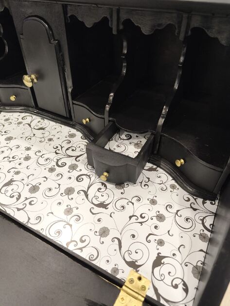 Escrivaninha Don José original.
Transforme o seu ambiente com esta peça de destaque que une o charme do estilo clássico à ousadia do design contemporâneo. Ideal para quem busca luxo, personalidade e funcionalidade em um só móvel.
Medidas :
Altura 1.02 m
Profundidade 0.45 cm
Comprimento 0.80 cm
💰Valor 360€
🚛 Possibilidade de entrega em algumas localidades mediante acréscimo de valor. Cómoda