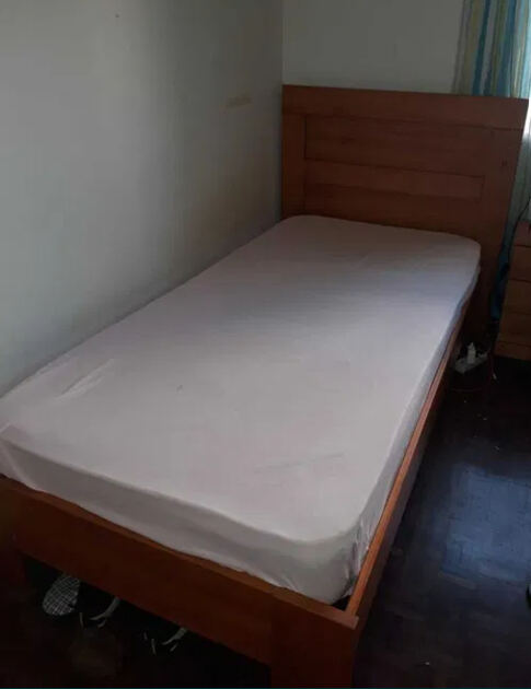 Cama solteiro madeira maciça com mesa cabeceira e . Camas