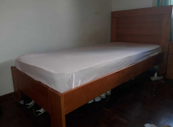 Cama solteiro madeira maciça com mesa cabeceira e . Camas