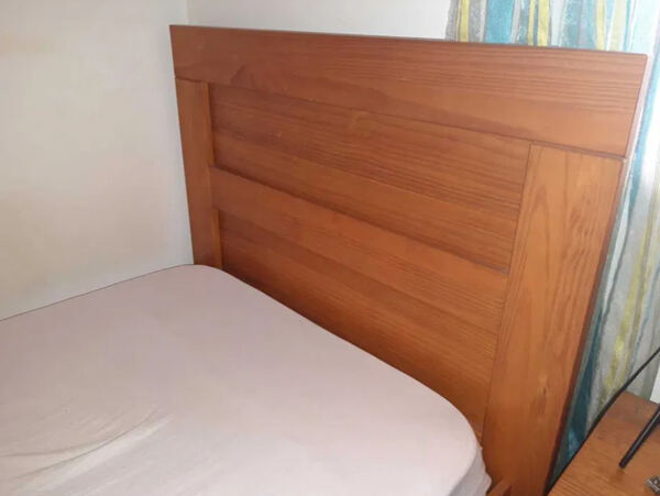 Cama solteiro madeira maciça com mesa cabeceira e . Camas