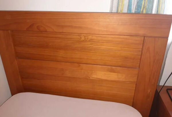 Cama solteiro madeira maciça com mesa cabeceira e . Camas