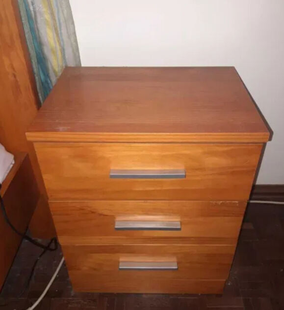 Cama solteiro madeira maciça com mesa cabeceira e . Camas