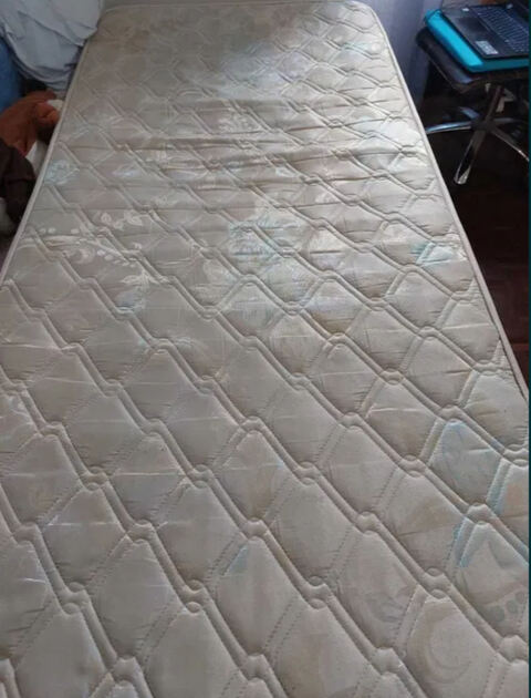 Cama solteiro madeira maciça com mesa cabeceira e . Camas