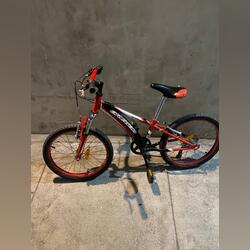 Bicicleta criança . Sapatos de ciclismo crianças