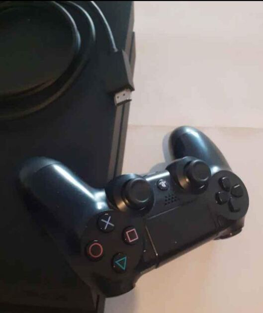 PS4 SONY COMPLETA COM CONTROLADOR. Consolas