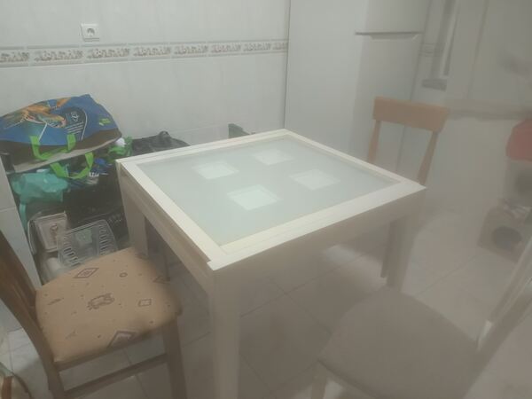 Vendo mesa de cozinha e cadeiras. Mesas de Jantar