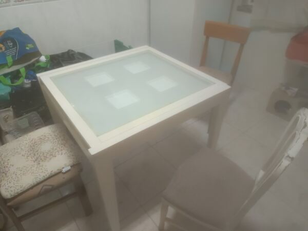 Vendo mesa de cozinha e cadeiras. Mesas de Jantar