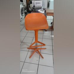 Cadeira alta para desocupar. Cadeiras