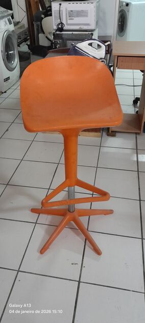 Cadeira alta para desocupar. Cadeiras