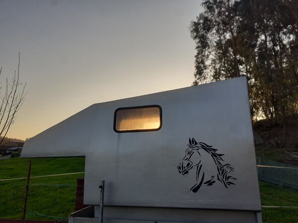 Nissan celula camping reboque cavalos. Autocaravanas