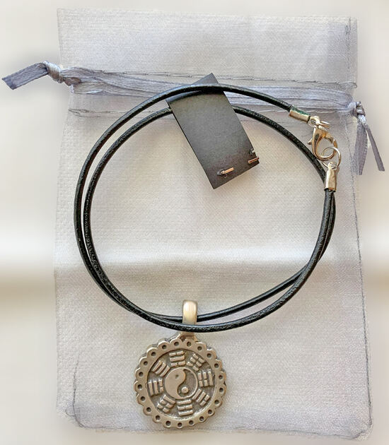 Fio em Couro Yin Yang, Novo/Exclusivo/Único. Colares