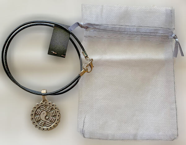 Fio em Couro Yin Yang, Novo/Exclusivo/Único. Colares