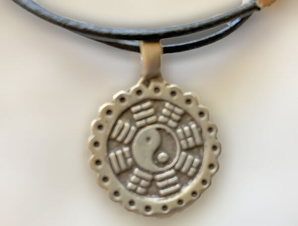 Fio em Couro Yin Yang, Novo/Exclusivo/Único. Colares