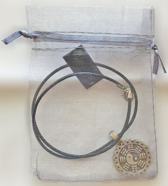 Fio em Couro Yin Yang, Novo/Exclusivo/Único. Colares