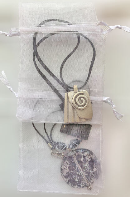 Fio em Couro Yin Yang, Novo/Exclusivo/Único. Colares