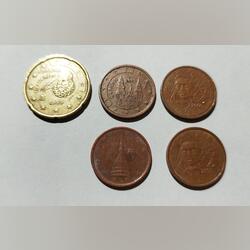 Vendo moedas. Moedas.      Português