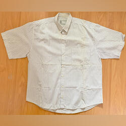 Camisa de Homem Riscas Azul e Branco, como Nova. Camisas para Homem. Cascais.    Algodão  Listrada Com bolso Com botões