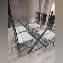 Mesa de jantar + 4 cadeiras. Conjunto de mesa e cadeiras