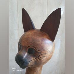 escultura de gato em madeira maciça, com cerca de 1 metro de altura.
Peça decorativa de grande porte, ideal para sala, hall de entrada, escritório ou espaço comercial.
Estado impecável – sem riscos ou arranhões.
Madeira maciça, resistente e pesada.
Estilo étnico/artesanal, trabalhado com detalhes.
Um elemento de destaque para quem aprecia peças originais.
Entrego em mãos de Aveiro ao Porto. Esculturas