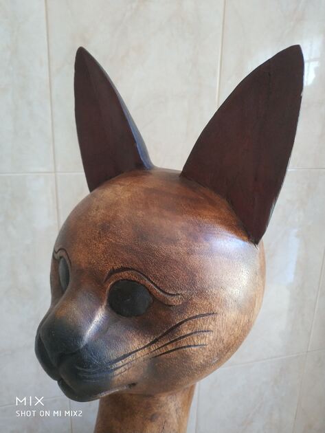 escultura de gato em madeira maciça, com cerca de 1 metro de altura.
Peça decorativa de grande porte, ideal para sala, hall de entrada, escritório ou espaço comercial.
Estado impecável – sem riscos ou arranhões.
Madeira maciça, resistente e pesada.
Estilo étnico/artesanal, trabalhado com detalhes.
Um elemento de destaque para quem aprecia peças originais.
Entrego em mãos de Aveiro ao Porto. Esculturas