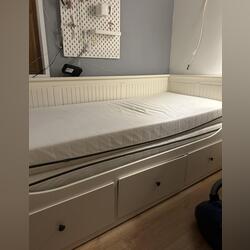 cama IKEA + colchão + estrato. Camas. Setúbal.      Branco Muito bom Com arrumação Com colchão Com gaveta