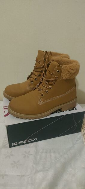 vendo calçado novo por motivo de não servir.. Botas e botins
