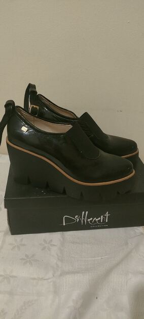 vendo calçado novo por motivo de não servir.. Botas e botins