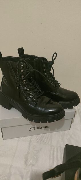 vendo calçado novo por motivo de não servir.. Botas e botins