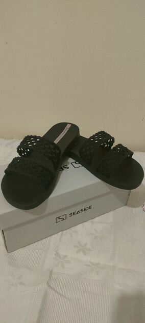 vendo calçado novo por motivo de não servir.. Botas e botins